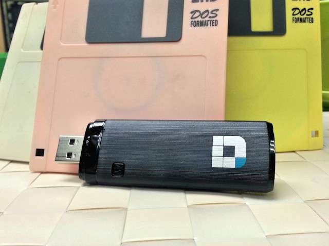 کارت شبکه USB – گیرنده وایرلس سری AC1200 دی-لینک DWA-182